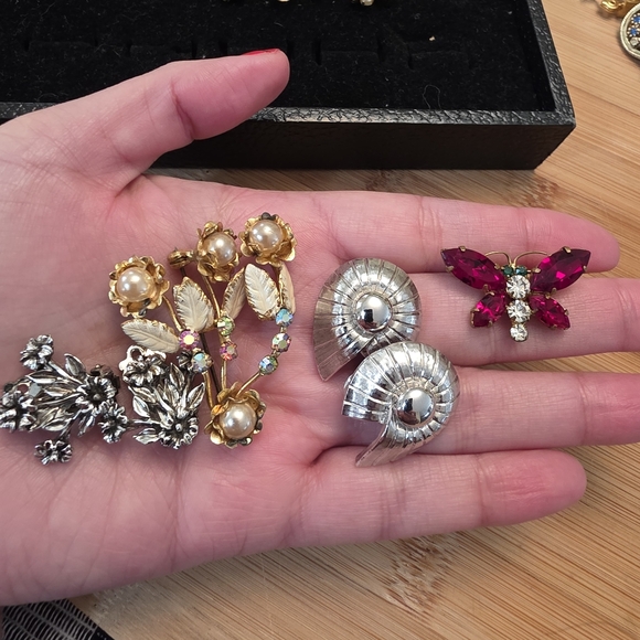 *Final Price* Huge Tray Assortment Lot Vintage Brooches & Earrings Bundle Estate - Picture 9 of 15